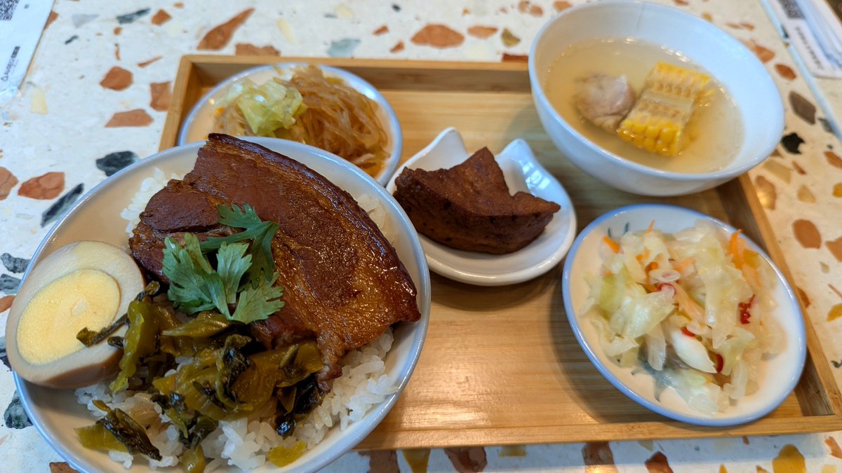 mykmix's tweet photo. おそらく台湾好きであろうフォロワーさんが増えたので飯テロしようかな。

最近行った台湾料理のお店、下北沢と笹塚の間にある猫米(まおみい)
https://t.co/hHh3djwjwC

定番の魯肉飯に加えて大きな角煮の乗った控肉飯が味わえます。
ここのお肉は赤身多め。脂身も、もっちもちで食べやすくて美味しかったです。
恐らく北部の味付けなのかな🤔
猫型のプリンやパイナップルケーキもめちゃくちゃ可愛いです🐈️
立晶窯の器もたまらない🫶

土日祝は予約してからの来店がオススメです。
