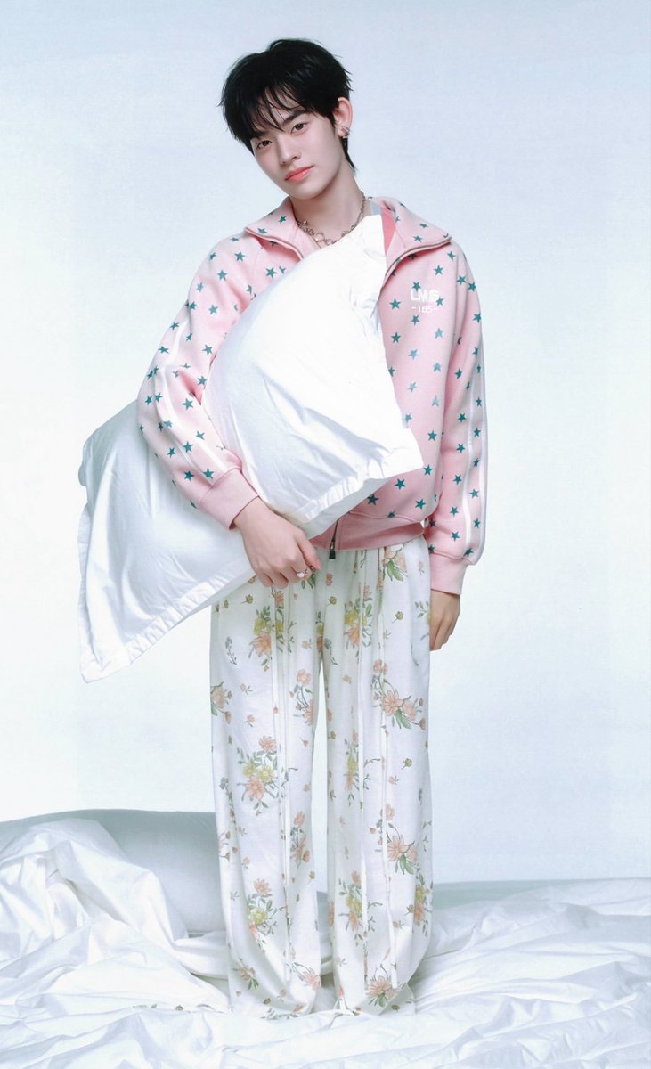 teeteebaipor's tweet photo. น้องป๋อน่ารักจัง ตัวจิ๋ว ตาแป๋ว ถือหมอนพร้อมเค้งๆ เซ็ทนี้ดูละมุน สวยหวานมาก 🫳 https://t.co/K8KnoLaWJQ