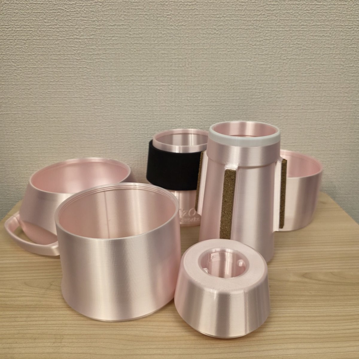frogtonemusic's tweet photo. ねぇ、ちょっと聞いてほしいんだけど……🥺💔

うちの製品、ストレートにもプラクティスにもなるのに4万円なんだよ……？ 4万円で買えるんだよ……？🥹💕

もちろん、どのブランドを選ぶかなんて自由だし、好きなものを買うのがいちばんだと思うの……。
でもね、うちの製品のことも、少しだけでいいから見て���しいな……🥺

性能も、価格も、ちゃんと自信があるから……。

ねぇ、お願い。一度だけでも検討してくれたら嬉しいな……。
だって、こんなに頑張ってるんだもん……😭💸

4万円のうちの子にも、チャンスをください……。見捨てないでね……？🥺🖤
https://t.co/tFBhmV7lVR

(これは重めの���子風味です)
