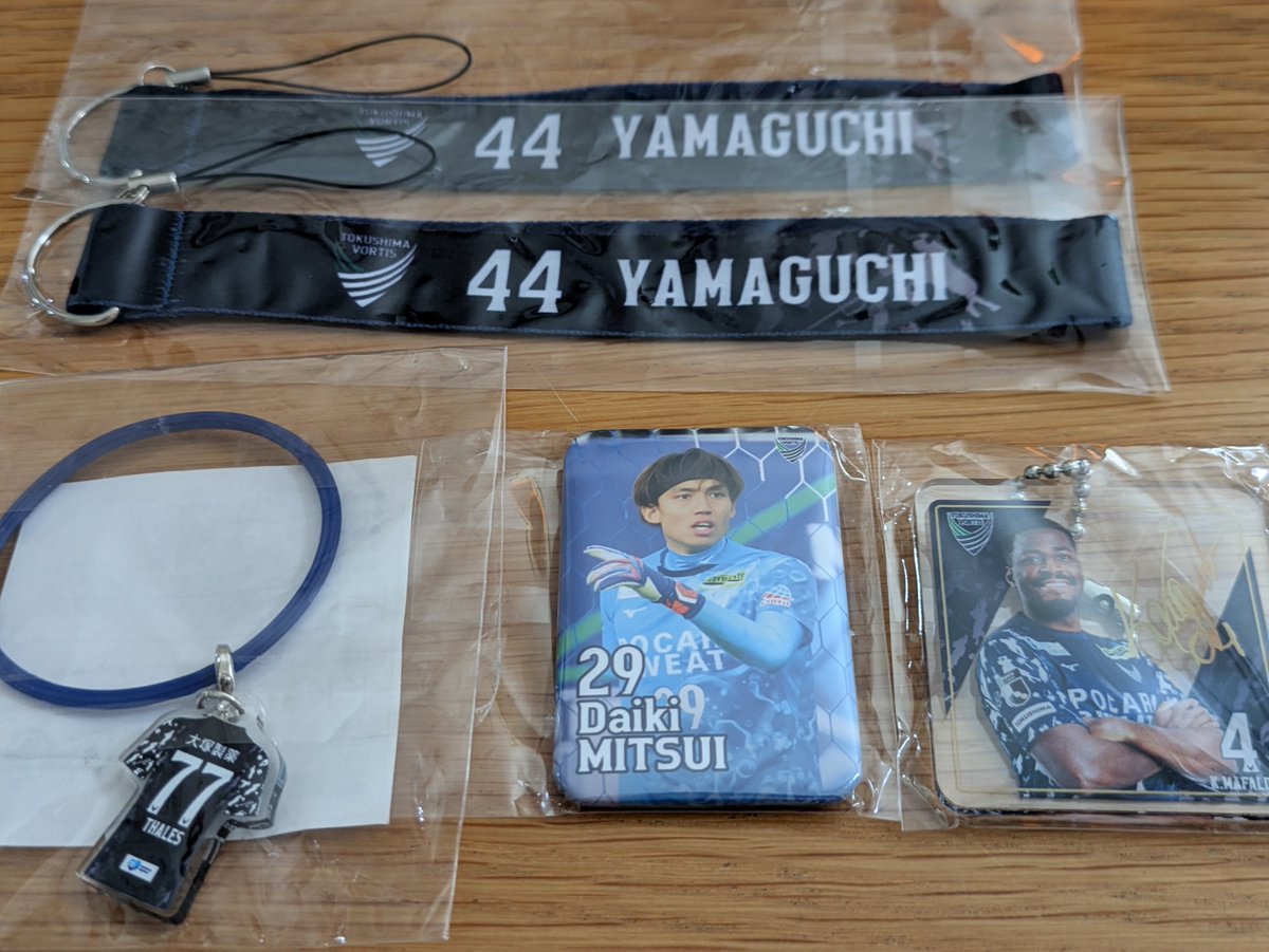 puni_twst's tweet photo. 徳島ヴォルティス

缶バッジ、ラメ入りアクキー　19
ネームスタンドアクキー　3.7.19
探してます
交換、買取させてください🙇‍♀️

譲　画像
1枚目定価
2枚目各100円 

譲7は交換のみでお願いします🙇‍♀️
交換+差額負担での異種交換も大歓迎です https://t.co/Sf8Ee609dW