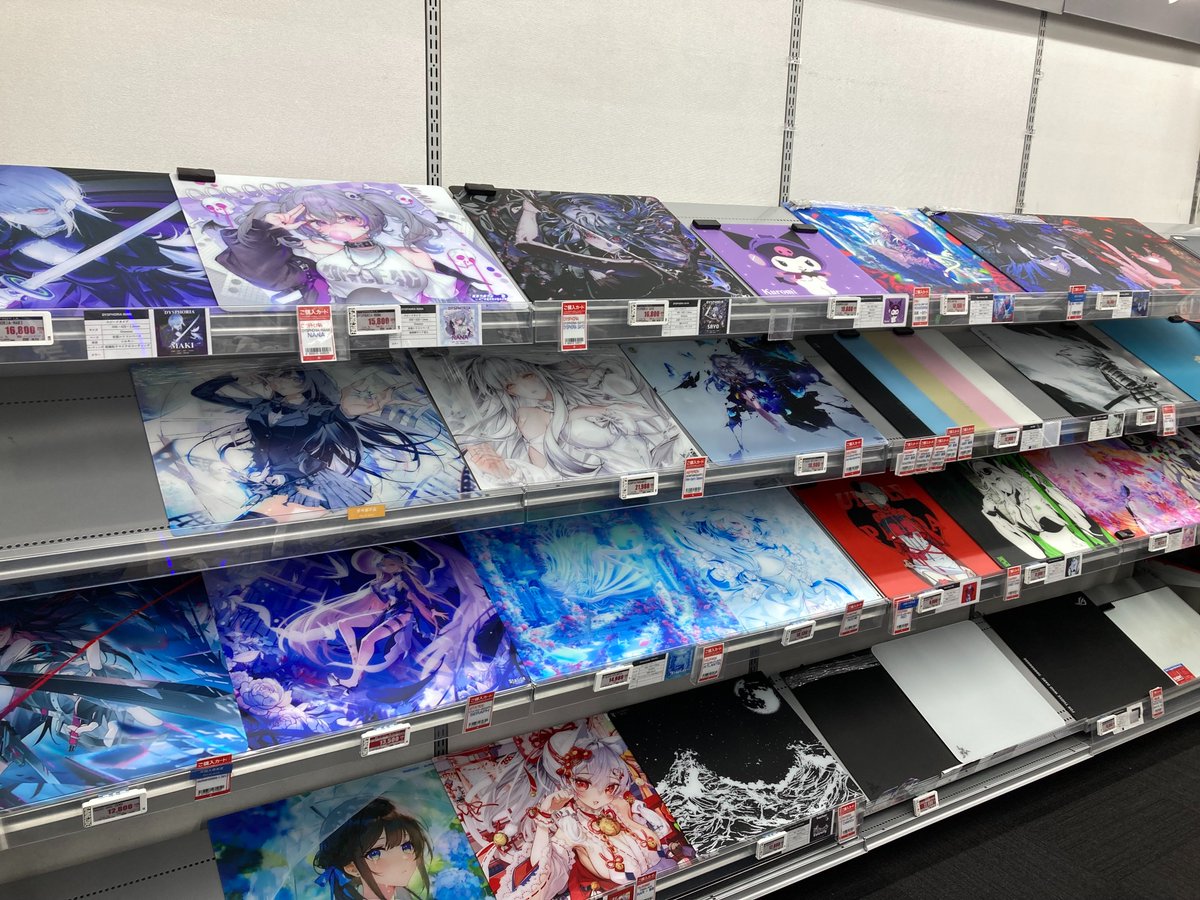 sofmap_pc_digi's tweet photo. ガラスマウスパッドをお探しの方、今が見どきです👀

新作モデル続々入荷＆人気商品の再入荷で、売り場がかなり充実しています！

写真では分かりにくい質感や滑りのイメージも、ぜひ店頭でチェックしてみてください✨ 
皆さまのご来店をお待ちしております！ https://t.co/v1vR8yZbr3