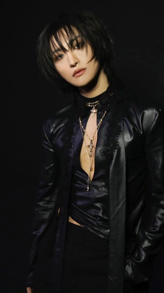 starlk1117's tweet photo. and to think that if we had have IYF performance stages when it came out, we will have seen this Beauty of a Queen in all of his Glory. https://t.co/tq0ZKnfu4r