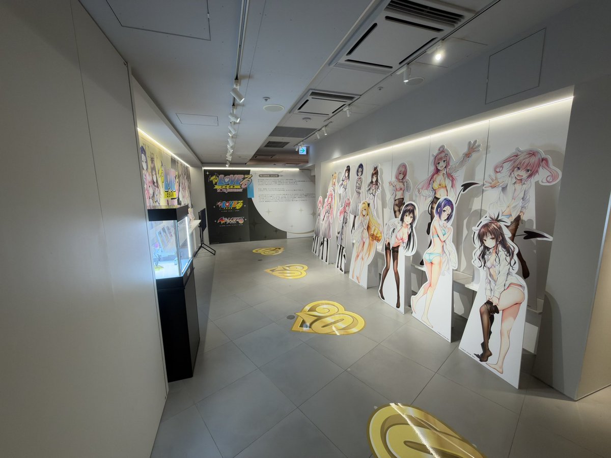 nico__ni's tweet photo. ToLOVEるポップアップストア、同じ回の人は明らかに転売か代行の人だけで泣いた…
誰も展示撮ってない…見やすくてよかったけど… https://t.co/wXyCx9u2uS
