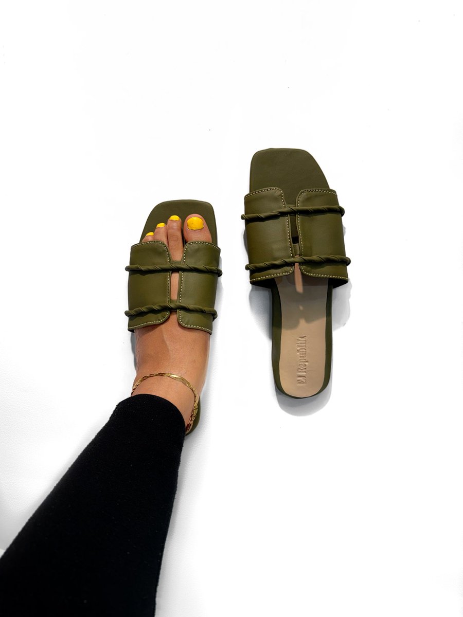 ejrepublik's tweet photo. An oldie, but a goodie 💚

The NENYE Flats 
You deserves a pair ☺️

Price: ₦20,000
Available in over 40 color options 
Up to size 48! 

To order: Kindly send us a dm, send us a WhatsApp message on 08144047350 or shop on https://t.co/7d8A86KKhC https://t.co/9TTsY7ZVbA