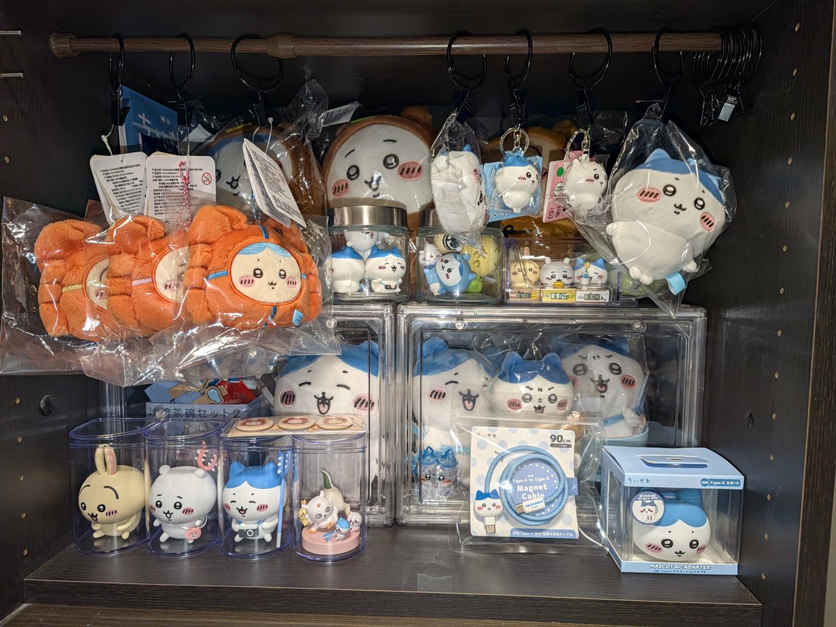 WANPOWANWAN's tweet photo. 買った記憶がない…。
ちいかわグッズは自己増殖するらしい。(右が2日前)
この調子でこの星を侵略していったのか…。 https://t.co/HfHkZ6gr2g