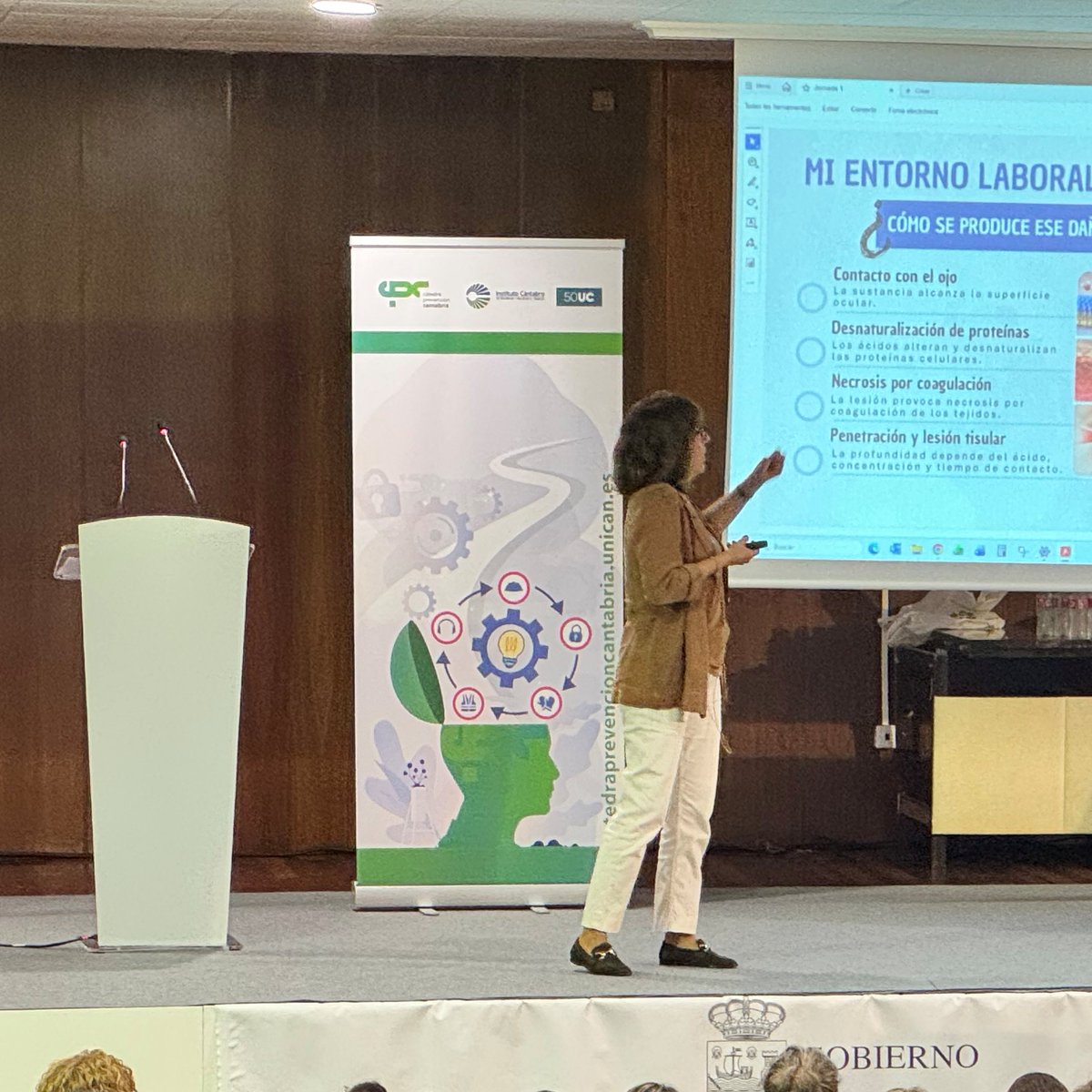 ICASST's tweet photo. Continuamos en la tercera jornada de PREVENCIÓN CON LOS CINCO SENTIDOS II. Riesgos químicos que está teniendo lugar en @ICASST, organizada por @CatedraCPUC 
En este momento se aborda el sentido de la vista https://t.co/PtbxVbiDAM