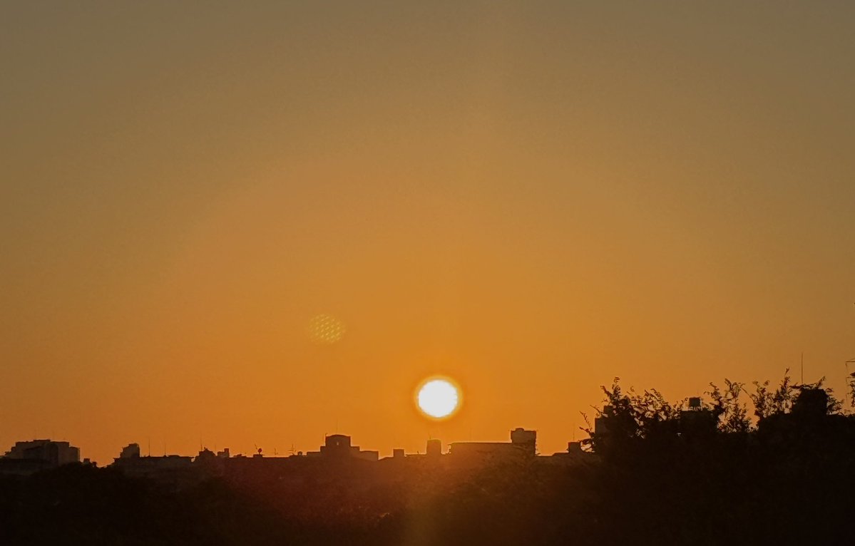 yuki135135's tweet photo. 今日も綺麗な夕焼け空

一日の終わりに　やさしい光🌆

#イマソラ https://t.co/vVPTBIAm7H
