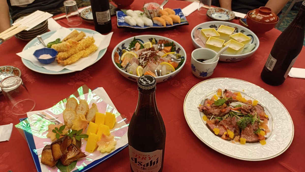 tasmanattiman's tweet photo. お祭りの神輿担いで
ホテルに行って風呂入って
これから宴会 https://t.co/KiRHJIPIZv