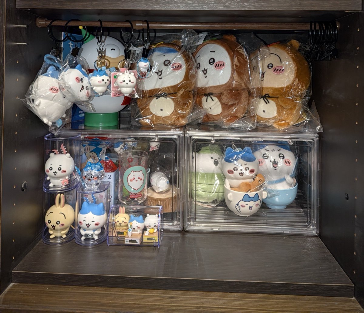 WANPOWANWAN's tweet photo. 買った記憶がない…。
ちいかわグッズは自己増殖するらしい。(右が2日前)
この調子でこの星を侵略していったのか…。 https://t.co/HfHkZ6gr2g
