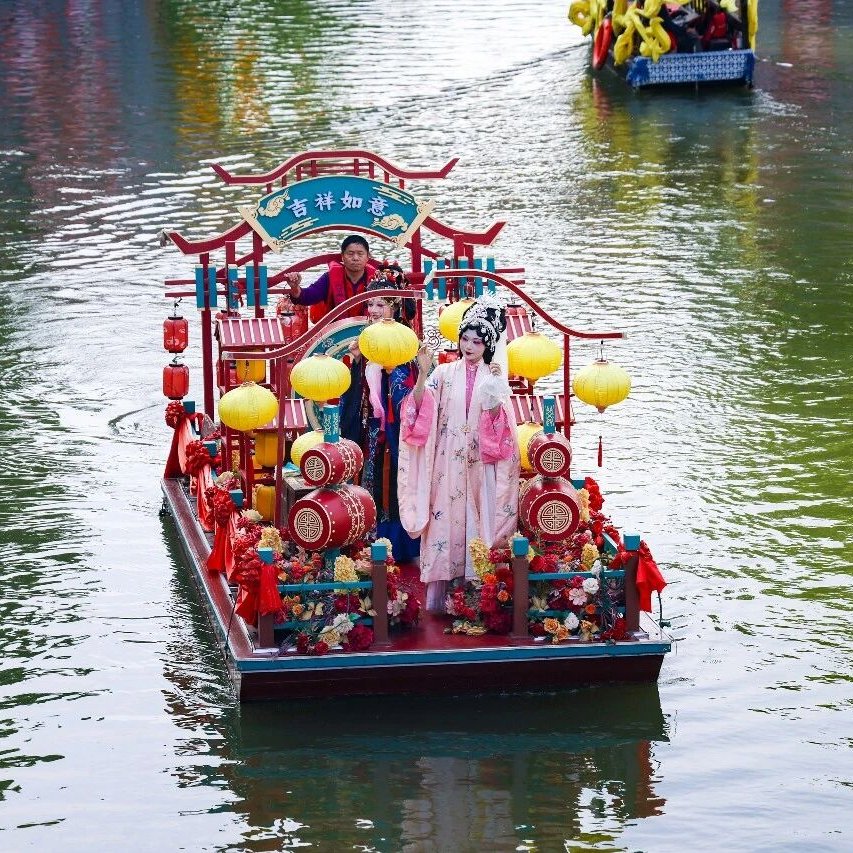 HefeiChina's tweet photo. In Sanhe Ancient Town, the "Silver Banknote Adventure" has turned the streets into a living playground. Earn notes, trade for fish lanterns, ride boats, and celebrate together. 🏮🛶🎉 #HefeiTravel #ChinaTravel #LiveGame https://t.co/WBXeRJGuru