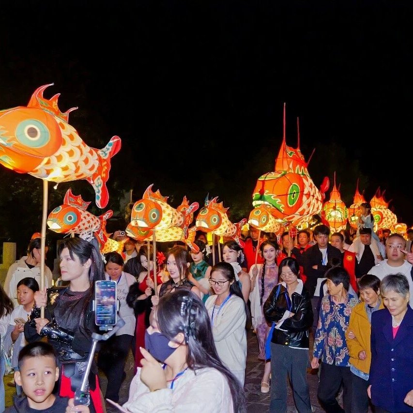 HefeiChina's tweet photo. In Sanhe Ancient Town, the "Silver Banknote Adventure" has turned the streets into a living playground. Earn notes, trade for fish lanterns, ride boats, and celebrate together. 🏮🛶🎉 #HefeiTravel #ChinaTravel #LiveGame https://t.co/WBXeRJGuru