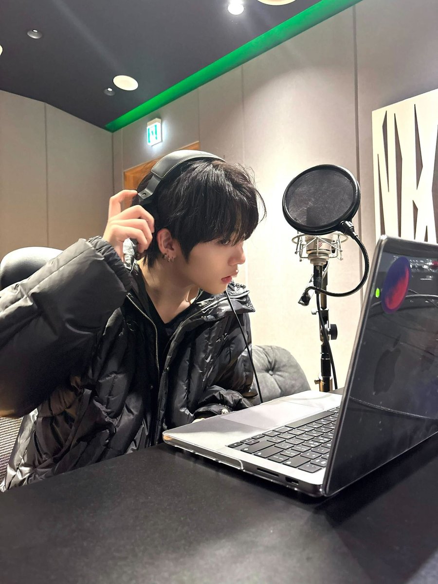 TAESANstide's tweet photo. Hi, kenalan ulang dan bondingmaxxing sama muka baru, tapi gue k*rjo dulu. Life update dong, kalian udah ngapain aja hari ini? Udah minum air putih berapa liter? https://t.co/OKlwwEdFnS