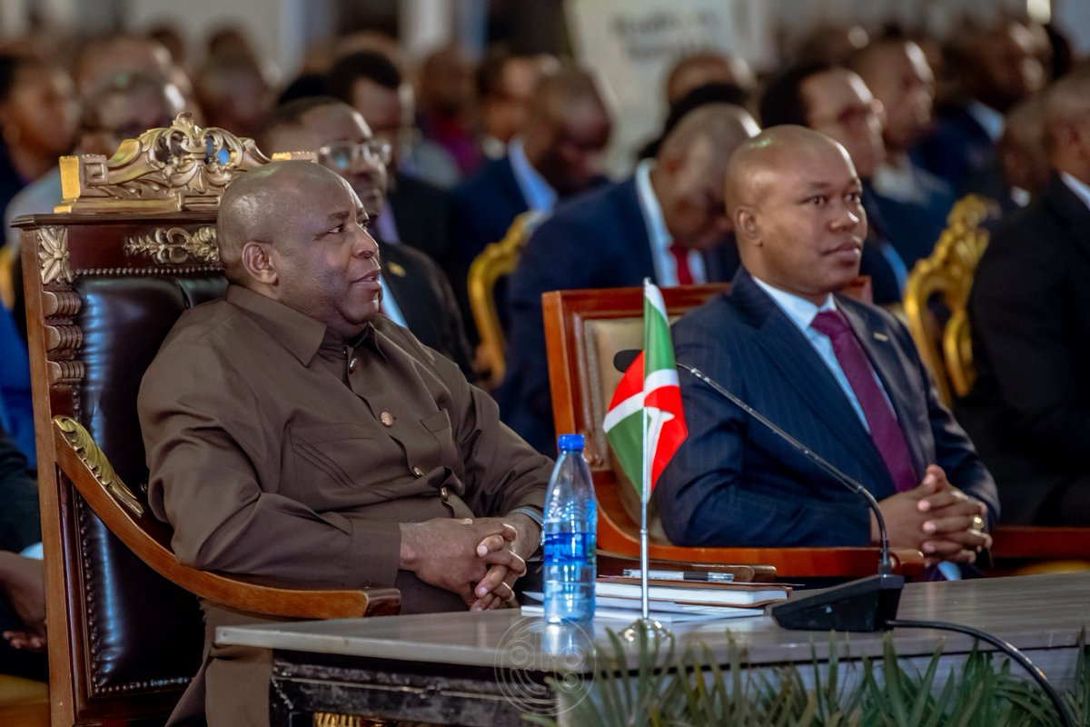 RTNBurundi's tweet photo. Lutte contre la corruption

Le Burundi lance la mise en œuvre de sa stratégie de lutte contre la corruption et les malversations économiques

Ce 09 octobre 2026, le Palais présidentiel de Kiriri accueille les cérémonies de mise en œuvre de la Stratégie nationale de lutte contre la corruption et les malversations économiques. Les cérémonies sont rehaussées par la présence du Président de la République du Burundi, Évariste Ndayishimiye, d’autres hautes autorités du pays comme les membres du Gouvernement, des représentants des partis politiques et de la Société civile, des Ambassadeurs accrédités au Burundi, les partenaires au développement, ainsi que d’autres hautes personnalités.

Cette stratégie vise notamment à réduire sensiblement la corruption au Burundi à l’horizon 2030. Elle s’inscrit dans le cadre de la Vision nationale « Burundi, pays émergent en 2040 et pays développé en 2060 », et entend renforcer la bonne gouvernance, prévenir la corruption et promouvoir la transparence dans la gestion des biens et des ressources de l’État.

A noter que l’élaboration de cette stratégie a suivi plusieurs étapes. Le 21 février 2025, une retraite de réflexion consacrée à son élaboration a été organisée au Palais présidentiel de Kiriri, avec la participation de différentes parties prenantes dont la Société civile. Les 17 et 18 décembre 2025, l’Inspection générale de l’État, avec l’appui du Programme des Nations Unies pour le développement (#PNUD ), a organisé à Gitega un atelier de validation du document. Enfin, le 7 janvier 2026, le Conseil des Ministres a examiné la stratégie nationale de lutte contre la corruption et les malversations économiques.