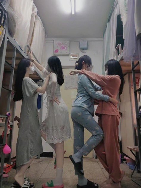 Kevincyjz's tweet photo. 跟姐妹弄了个约炮群，能线下单约，点这个下载即可约玩—https://t.co/Wh9OSWCmQa https://t.co/9kmgt3nAVl