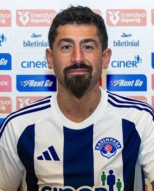SaracogluSports's tweet photo. Kerem Demirbay, Galatasaray'dayken yerli statüsünde oynuyordu. Kasımpaşa'ya gidince bir anda yabancı statüsüne düştü. İşte yapı. https://t.co/r15GUyPIf1