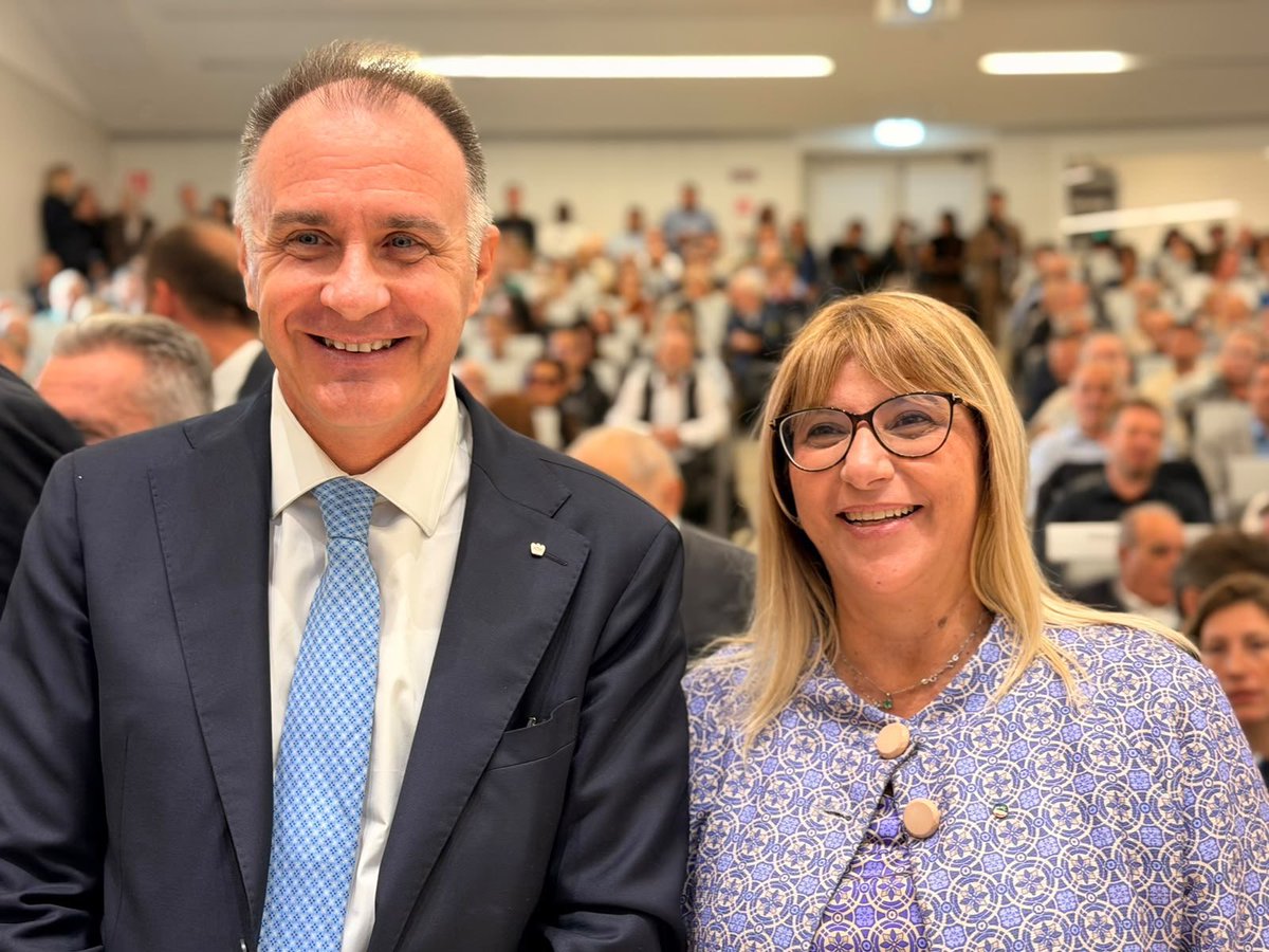 CislNazionale's tweet photo. Posti esauriti oggi al Tecnopolo di Modena per l’evento che vede la leader #Cisl, #DanielaFumarola, e il presidente di Confindustria, Emanuele Orsini, protagonisti del confronto «Costruire il futuro: dialogo tra impresa e lavoro».
Al centro, l'agenda del #LibroVerde della Cisl: partecipazione, responsabilità, riforme e ruolo delle parti sociali.
L’evento, organizzato dalla Cisl Emilia Centrale, è introdotto dalla segretaria generale, Rosamaria Papaleo. Modera Davide Berti, direttore della Gazzetta di Modena, Gazzetta di Reggio e La Nuova Ferrara.

#Lavoro #Impresa #Modena #LibroVerdeCISL #Partecipazione #PartiSociali #Riforme @CislEmiCentrale