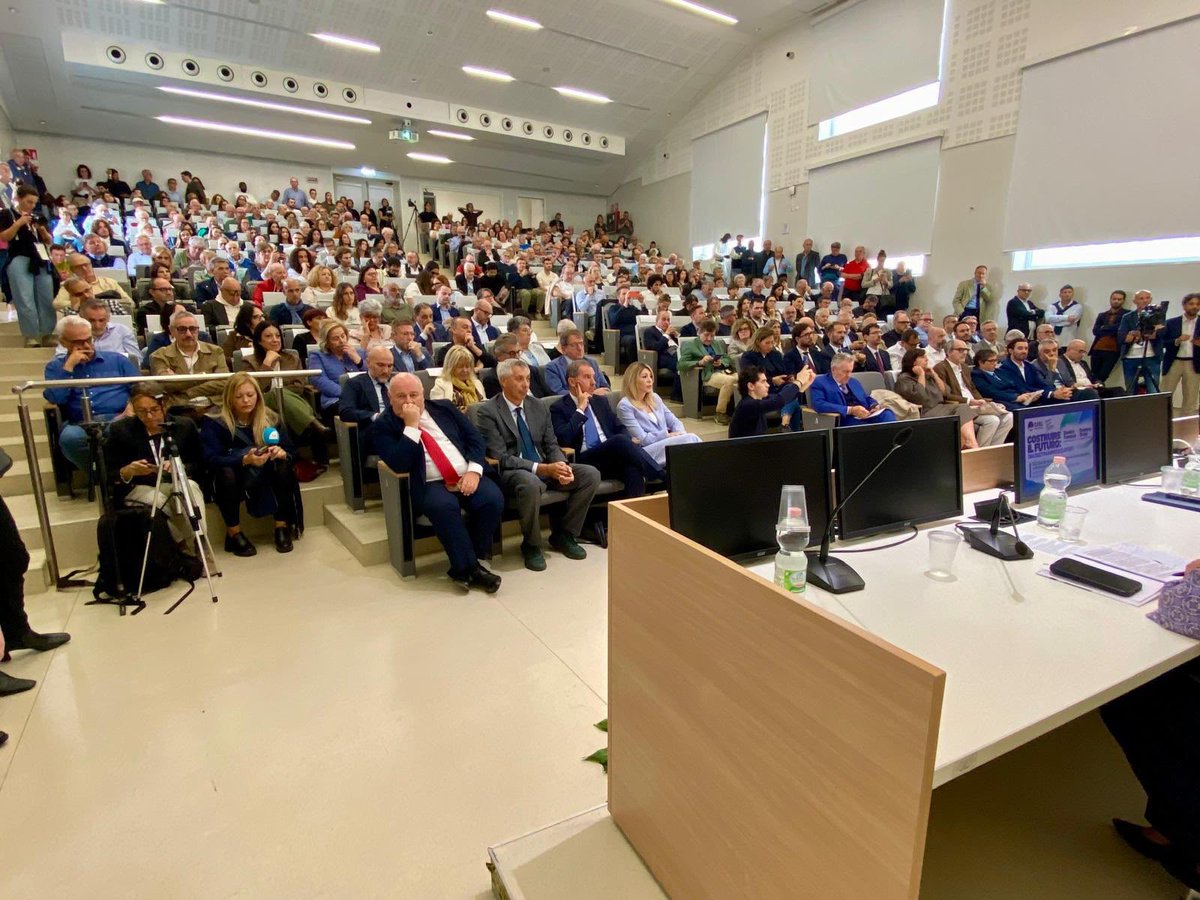 CislNazionale's tweet photo. Posti esauriti oggi al Tecnopolo di Modena per l’evento che vede la leader #Cisl, #DanielaFumarola, e il presidente di Confindustria, Emanuele Orsini, protagonisti del confronto «Costruire il futuro: dialogo tra impresa e lavoro».
Al centro, l'agenda del #LibroVerde della Cisl: partecipazione, responsabilità, riforme e ruolo delle parti sociali.
L’evento, organizzato dalla Cisl Emilia Centrale, è introdotto dalla segretaria generale, Rosamaria Papaleo. Modera Davide Berti, direttore della Gazzetta di Modena, Gazzetta di Reggio e La Nuova Ferrara.

#Lavoro #Impresa #Modena #LibroVerdeCISL #Partecipazione #PartiSociali #Riforme @CislEmiCentrale