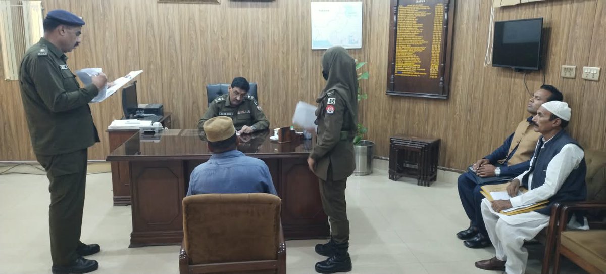 Police_Kasur's tweet photo. ایس پی انویسٹی گیشن محمد ضیاء الحق نے "اوپن ڈور پالیسی" کے تحت اپنے آفس میں کھلی کچہری کا انقعاد کیا، شہریوں کی پولیس کے متعلق شکایات کو سنا اور ان کے حل کے لئے موقع پر ہی احکامات جاری کیے
#PunjabPolice #KasurPolice #AtYourService #Awareness #CrimeFreeKasur https://t.co/i4swMpjzl9