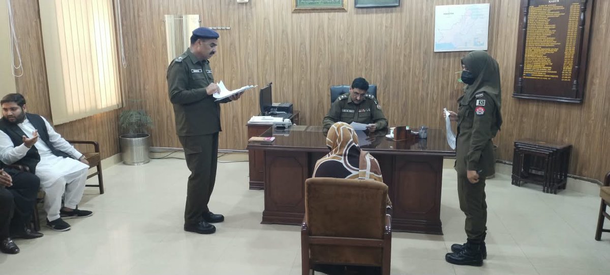 Police_Kasur's tweet photo. ایس پی انویسٹی گیشن محمد ضیاء الحق نے "اوپن ڈور پالیسی" کے تحت اپنے آفس میں کھلی کچہری کا انقعاد کیا، شہریوں کی پولیس کے متعلق شکایات کو سنا اور ان کے حل کے لئے موقع پر ہی احکامات جاری کیے
#PunjabPolice #KasurPolice #AtYourService #Awareness #CrimeFreeKasur https://t.co/i4swMpjzl9