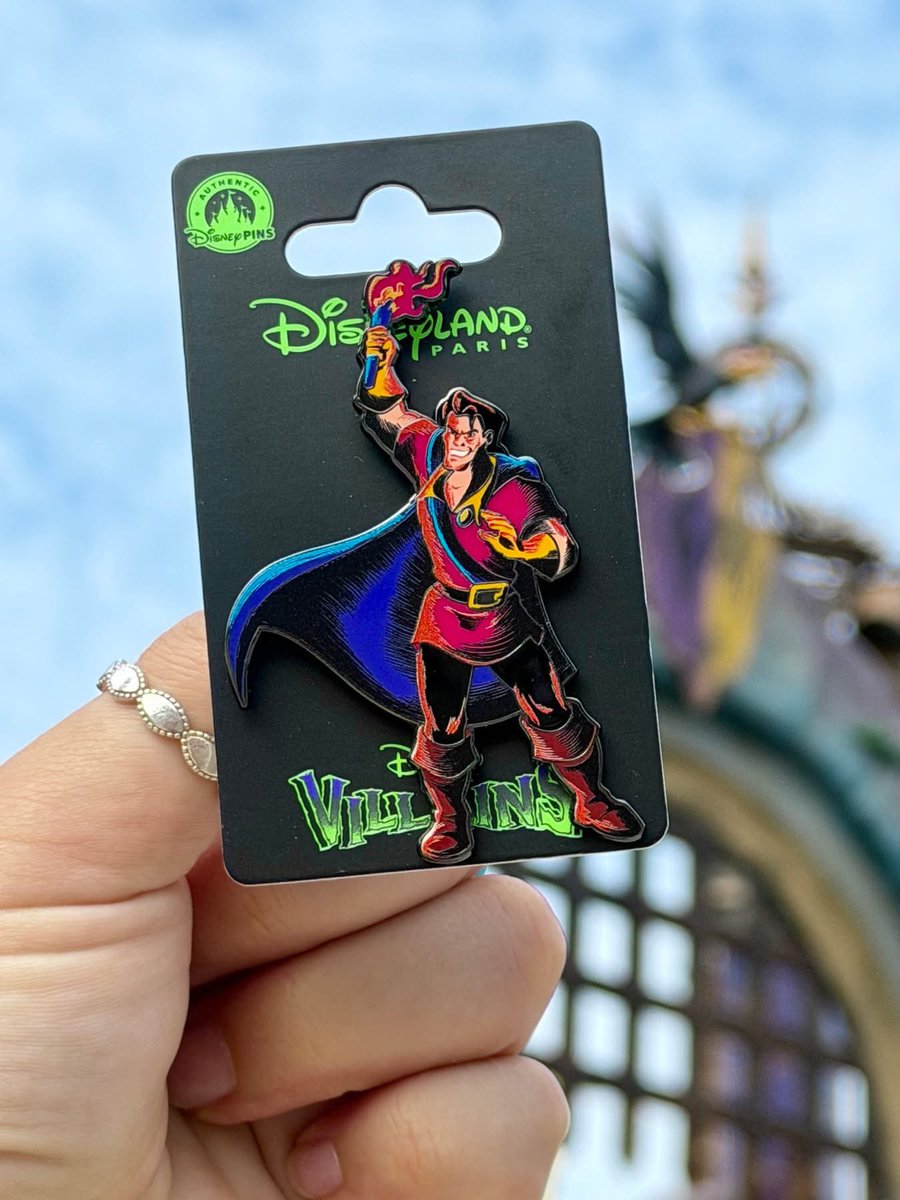 PixiedustDLP's tweet photo. 🆕 Disneyland Paris pins: Disney Villains 😈  (9€ each - Available starting tomorrow) #DisneyPins https://t.co/VL2YStLwdC