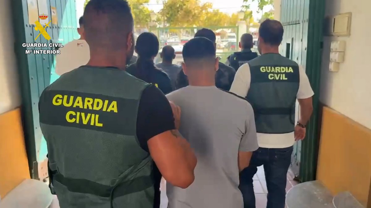 guardiacivil's tweet photo. #OperacionesGC | Recuperados ocho galgos de competición robados

📍 Sevilla. 

👮🏻‍♂️ El #EquipoROCA ha desarticulado un grupo organizado, deteniendo a cuatro personas por su presunta responsabilidad en los hechos. 

🔍 Llegaron a extirpar los microchips a dos de los canes para ocultar su origen, causándoles heridas por las que requirieron asistencia veterinaria. 

⚖️ 4 personas detenidas. Los 8 animales han sido recuperados y devueltos a su legítimo propietario.

🔗https://t.co/v2DPeRwdjF