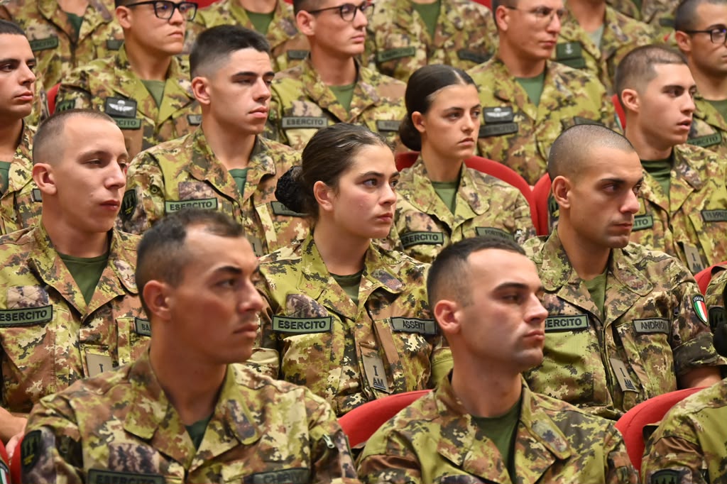 Esercito's tweet photo. “Il vostro cammino comincia oggi. Sarà duro, e deve esserlo, perché vi prepara alle sfide che affronterete in futuro. Vi aspettano tre anni intensi, in cui studio, #addestramento e #formazione avanzeranno insieme. #Servire è il verbo che riassume tutto questo. Sappiate anteporre i doveri ai diritti e il bene collettivo all'interesse personale, sempre. Fate prevalere in ogni momento il noi sull'io e non risparmiatevi mai: dare sempre tutto è la prima regola del #Soldato. Affrontate ogni difficoltà come un'opportunità per crescere, costruire il vostro carattere e prepararvi a essere, un domani, punti di riferimento per i vostri uomini. Preparatevi con umiltà e determinazione a essere degni della responsabilità del comando. Ricordate, si è Soldati per i #valori in cui si crede, prima che per il grado che si indossa. L'#Esercito crede in voi, perché il Soldato resta il cuore pulsante della nostra #Istituzione." Così il Capo di SM dell'#Esercitoltaliano, Gen. C.A. Carmine #Masiello, saluta e dà il benvenuto ai nuovi Allievi Marescialli del 29° Corso "Fierezza" della Scuola #Sottufficiali dell'Esercito di #Viterbo.