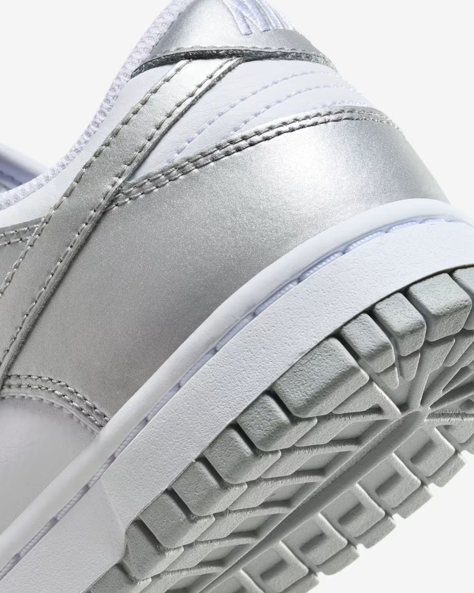 SneakerScouts's tweet photo. Nike Women's Dunk Low 'Metallic Silver' 

Available via @nikestore |$120| #ad 

>>> https://t.co/IMBKH0XNxL https://t.co/1cZq87DYOW