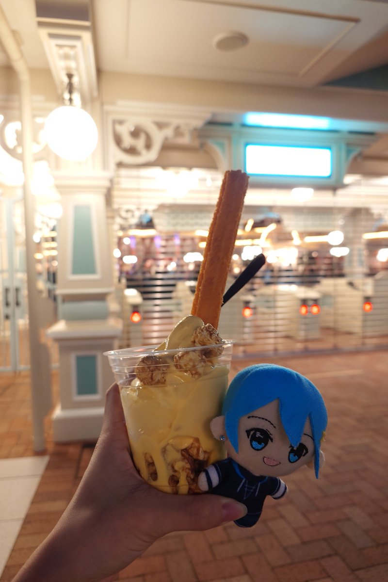 Shellimin_tigu2's tweet photo. 食べに来た✌🏻

弟がインパしてて買ってきてもらったからとけてるけどやっぱ美味しい🎃 https://t.co/BWwbC9oTJQ