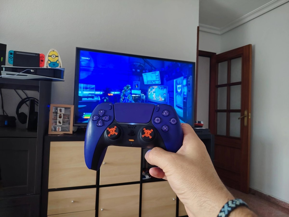 davizconz83's tweet photo. #BuenosDiasGamers 🎮☕

Aquí estamos hoy de puente (día de la comunidad Valenciana) y disfrutando de un ratito de vicio.
Espero que tengáis un día leve si os toca trabajar.

Por cierto, ¿a que molan mis grips de One Piece de FR-TEC @bladegear_ ?

#FelizViernes https://t.co/t4d9xYvYIg