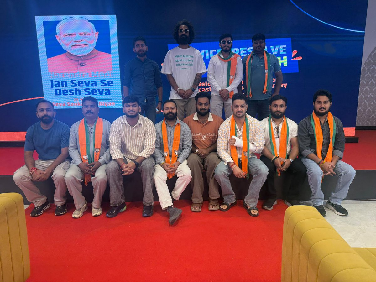rajatsingh0060's tweet photo. आज अपने युवा मोर्चा के साथियों के साथ प्रधानमंत्री श्री नरेंद्र मोदी जी के समर्पण,सेवा,सुशासन और राष्ट्रनिर्माण को समर्पित 25 वर्षों की गौरवशाली एंव प्रेरणादायी यात्रा को समर्पित भव्य प्रदर्शनी मे सहभागिता की। #25YearsofModi #Bjp4India #bjym #bjymjammunorth #SevaSankalapAbhiyan https://t.co/Jx4NYg06Cs