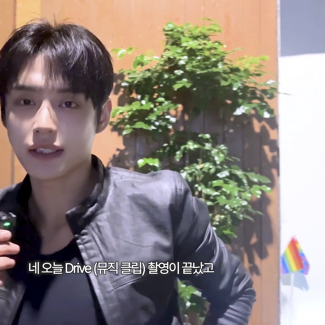 666nightflower's tweet photo. hidden messaging in jiwoong's new video 🫢🏳️‍🌈 https://t.co/wJEnEH2wHM