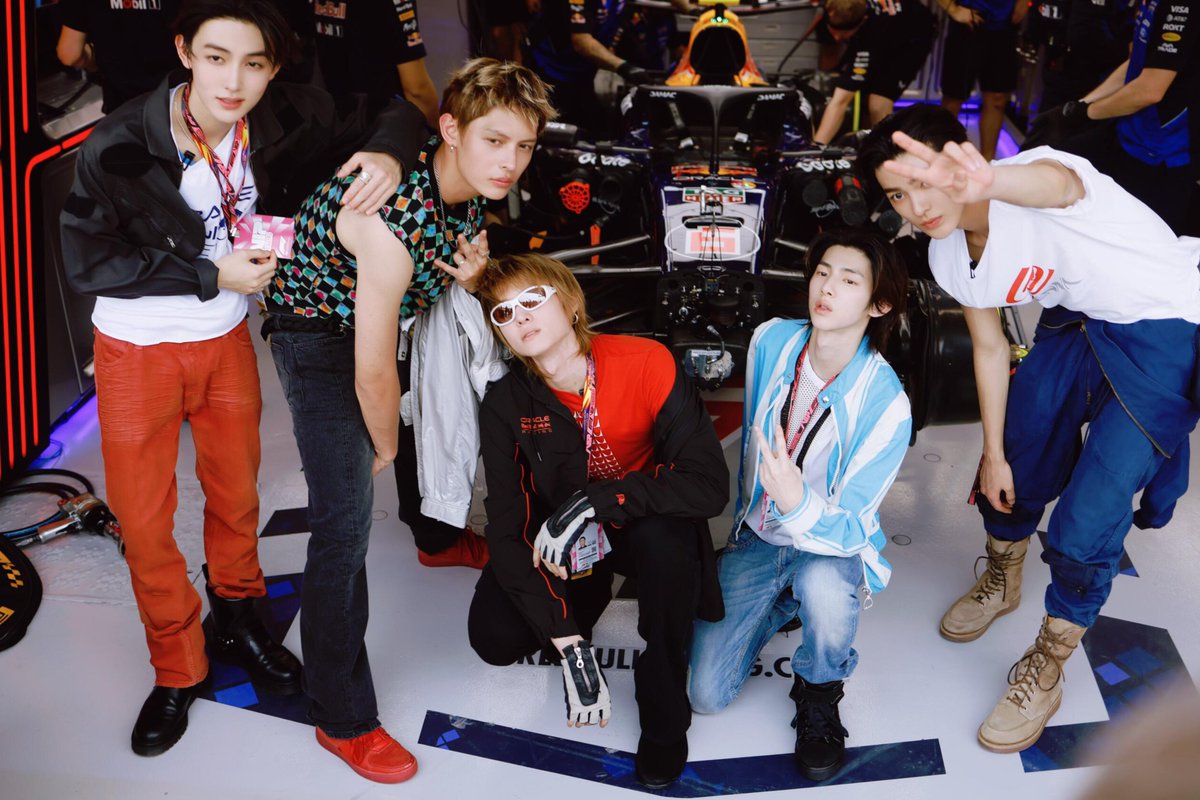 keonhosloop's tweet photo. Red Bull garage 🔥 #CORTIS #코르티스 https://t.co/rO4nHKblnJ