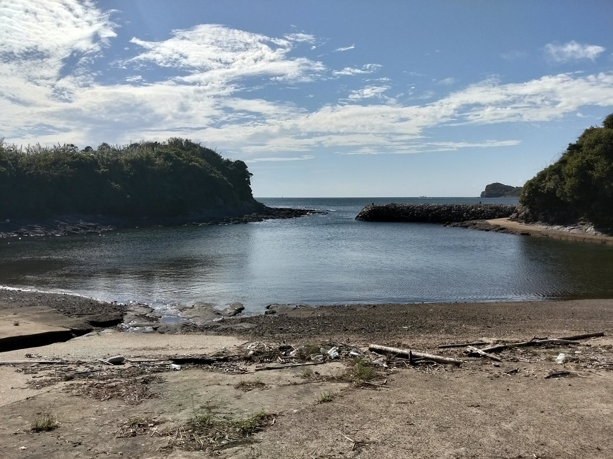 ab_qma9's tweet photo. 原島の港はコンクリートで固められたイカツい構造体なのですが、島の反対側に行くと素朴で穏やかな海の風景を見ることができます
#原島
#熊Q202609壱岐渡良三島 https://t.co/kA0kgiiCul