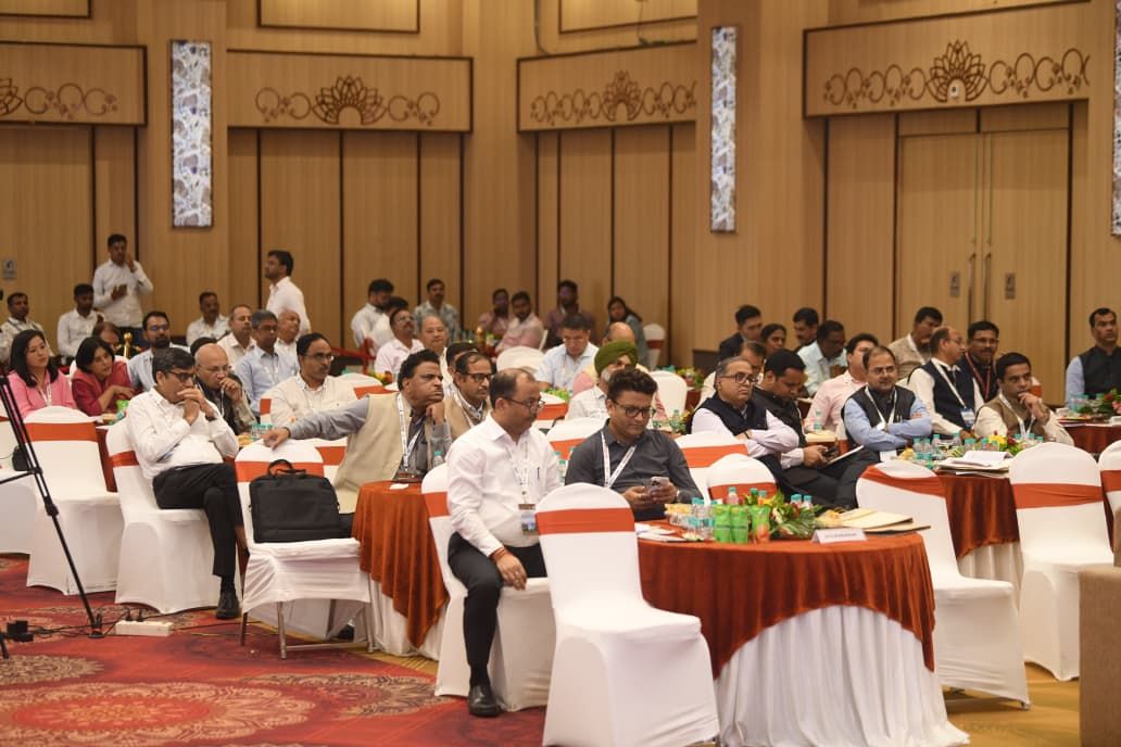 BastarDistrict's tweet photo. जगदलपुर में आयोजित राष्ट्रीय समीक्षा सम्मेलन ‘सहकार से समृद्धि’ में सहकारिता सचिव डॉ. आशीष भूटानी ने स्थानीय जरूरतों के अनुरूप समाधान, PACS के कंप्यूटरीकरण, साइबर सुरक्षा, अनाज भंडारण और किसानों के लिए बेहतर विपणन विकल्पों पर जोर दिया। अगला सम्मेलन महाबलीपुरम में होगा।
#Bastar https://t.co/nghCl6HHFH