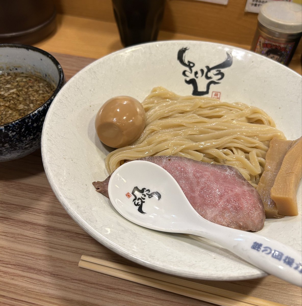 reomama2007's tweet photo. 期間限定のつけ麺食べに麺ZINさいとうへ🍜
清湯スープのつけ麺は多分初めて。
パンチがあってめっちゃ美味しかった〜
割りスープ入れたらこれまた全然違う(笑)美味しさでした✨
中野ラーメン祭行けなかったけど食べられて良かった😋
#麺ZINさいとう
#期間限定
#和牛清湯つけ麺 https://t.co/0TJWgfAwES