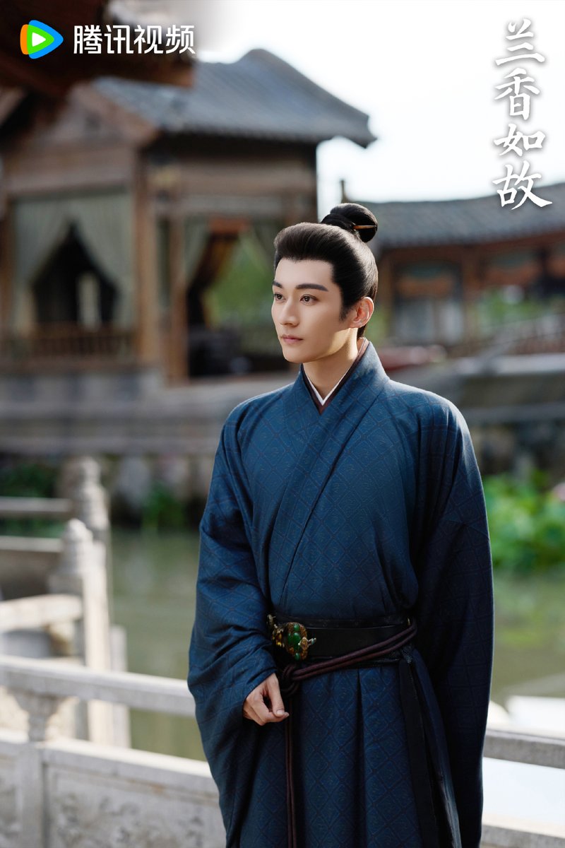 SheepHistoryCN's tweet photo. ว่าด้วยการสืบบรรดาศักดิ์ "โหว"
กรณี หย่งชางโหว (หยวนเส้าฮุย)
กับ จิ้งอันโหว หรือ หลินจิ่นฉี (พระเอก)
ในเรื่อง #หอมรักมิรู้เลือน
มีความต่างกันอยู่นิดหน่อย

ขอแยกเป็นสองกรณี 👇
---
🔸กรณีแรก : หยวนเส้าฮุย หรือ หย่งชาง���หว
เป็นผู้สืบ เจวี๋ย (爵) 
หรือสืบบรรดาศักดิ์ "รุ่นหลัง"

หยวนเส้าฮุย บุตรภรรยาเอก
กับ น้องชายต่างมารดาที่เกิดจากอนุภรรยา
ที่เรียกว่า ซู่ตี้ (庶弟)
เป็นบุตรของ โหว (侯) รุ่นก่อน

หาก หยวนเส้าฮุย
ที่เป็นหย่งชางโหว คนปัจจุบัน เสียชีวิต
โดย
- ไม่มีบุตรชาย
- ไม่มีหลานชายทางบุตรชาย
- ไม่มีสาย ตี๋ (嫡) หรือบุตรภรรยาเอกอื่น ที่มีสิทธิก่อน

น้องชายต่างมารดาที่เกิดจากอนุภรรยา
อาจยื่นขอ 襲爵 (xíjué—สีเจวี๋ย) ได้

*สีเจวี๋ย คือการยื่นคำร้องต่อราชสำนัก
เพื่อขอรับบรรดาศักดิ์สืบต่อจากผู้ถือบรรดาศักดิ์คนก่อน

ยื่นขอได้ 
เพราะเป็นลูกหลานผู้ชายของ กงเฉิน (功臣)
*กงเฉิน คือ ผู้มีความชอบใหญ่หลวงต่อแผ่นดิน
หรือผู้ได้รับพระราชทานบรรดาศักดิ์เดิม
ไม่ใช่เพียงเพราะเป็นน้องชายของหยวนเส้าฮุย

จึงสาม��รถได้รับสิทธิ เข้ารับการพิจารณา
ให้สืบบรรดาศักดิ์ ตามพระราชโองการเดิม
อาจได้รับอนุมัติให้เป็น "โหว" ชั้นเดิม
---

🔸กรณีที่สอง:  จิ้งอันโหว (พระเอก)
หลินจิ่นฉี เป็นผู้ได้รับพระราชทานบรรดาศักดิ์
เป็น 'โหว' คนแรก ของตระกูล

จากหลักฐานในเอกสารยุคหมิง
การพระราชทานบรรดาศักดิ์ ระบุว่า..

子孫世襲
(zǐsūn shìxí—จื่อซุน ซื่อสี)
“ให้บุตรหลาน สืบรับบรรดาศักดิ์ต่อกันทุกชั่วรุ่น”

สมมติว่า หลินจิ่นหลาน (น้องรอง)
เป็นบุตรชายอนุภรรยา ยังมีชีวิตอยู่
หากหลินจิ่นฉีเสียชีวิต
โดยไม่มีบุตรชายจากภรรยาเอก
น้องรอง ไม่ใช่ “บุตรหลาน”
จะไม่มีสิทธิสืบบรรดาศักดิ์โดยอัตโนมัติ

หากถามว่า หลินจิ่นหลาน
สามารถยื่นคำร้องขอสืบบรรดาศักดิ์ได้มั้ย
คำตอบคือ 'ได้'
แต่ต้องอาศัยพระมหากรุณาพิเศษ
ที่จักรพรรดิพระราชทานเฉพาะกรณี
นอกเหนือจากสิทธิตามกฎ���กติ
ไม่ใช่การใช้สิทธิ จากพระราชโองการเดิม
..ส่วนราชสำนัก 
อาจเลือกพระราชทานตำแหน่งต่ำกว่า 'โหว'
เพื่อให้ดูแลครอบครัว และการเซ่นไหว้แทนได้

แต่ในเรื่อง หลินจิ่นฉี มีบุตรชาย
บุตรชาย จึงมีสิทธิรับสืบบรรดาศักดิ์ "โหว"
โดยอัตโนมัติ
───────
**ห้ามนำบทความในโพสต์นี้ไปคัดลอก
หรือเผยแพร่โดยไม่ได้รับอนุญาต
อยากแชร์? กด Repost โพสต์ต้นทางของเราได้เลย
หากต้องการนำข้อมูลไ��อ้างอิง
ช่วยให้เครดิต และลิงก์ กลับมายัง��อคฯนี้ให้ชัดเจน
#AgainstTheCurrent #ราชวงศ์หมิง