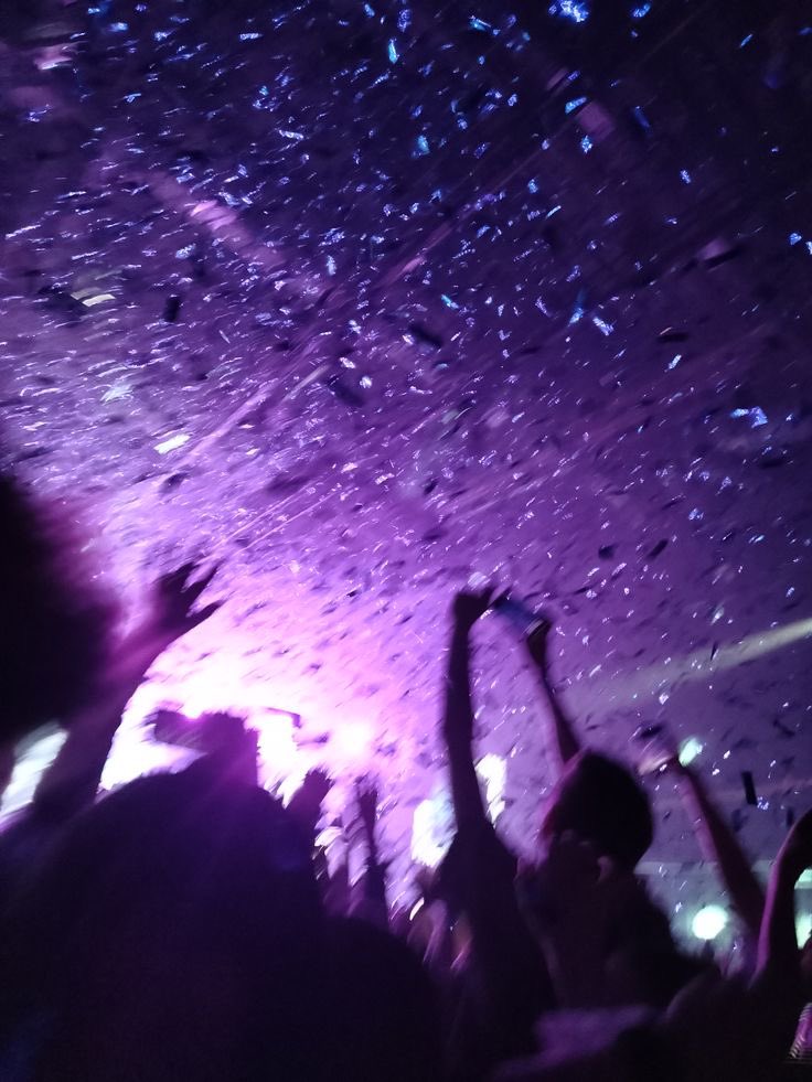 nyuniversit's tweet photo. A Festa de Iniciação vem no clima do brilho, do glitter e de bons drinks. Prepare o look reluzente e venha viver essa noite mágica! #NYUInitiation💜✨🪩 https://t.co/7HeCL5mNr2