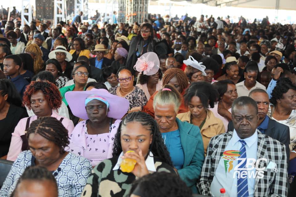 ZBCNewsonline's tweet photo. FAMILIES JOIN ZOU GRADUANDS IN CELEBRATION

Families and loved ones join more than 2 700 graduands at the Zimbabwe Open University’s 24th graduation ceremony in Harare.

#ZBCNews #ZOUGraduation #ZimbabweOpenUniversity https://t.co/7kV2cKQPDR