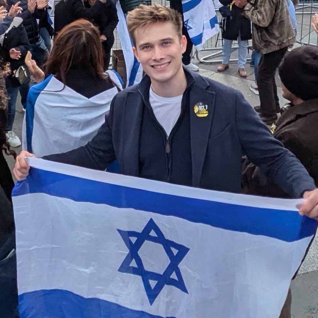 NicholasLissack's tweet photo. I’m a British Jew and a Zionist. No, that isn’t racist, and neither am I.

Zionism is light and love, and I stand with Israel without apology.

Am Yisrael Chai! https://t.co/QQcsKHnZma