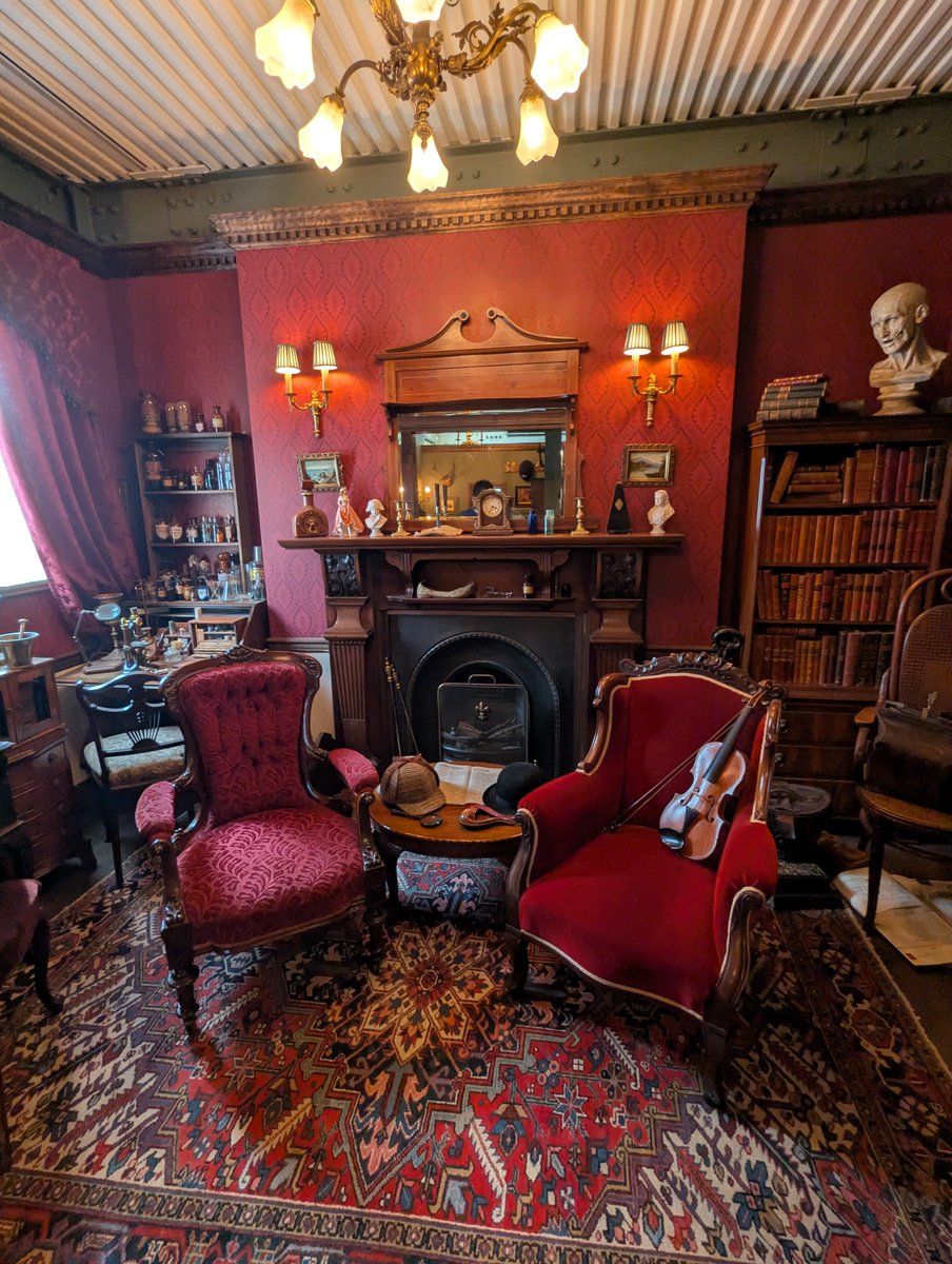 HIROKITI224's tweet photo. 英国アンティーク博物館
シャーロック・ホームズの部屋を再現したものが見どころ https://t.co/gjg4DxDemn