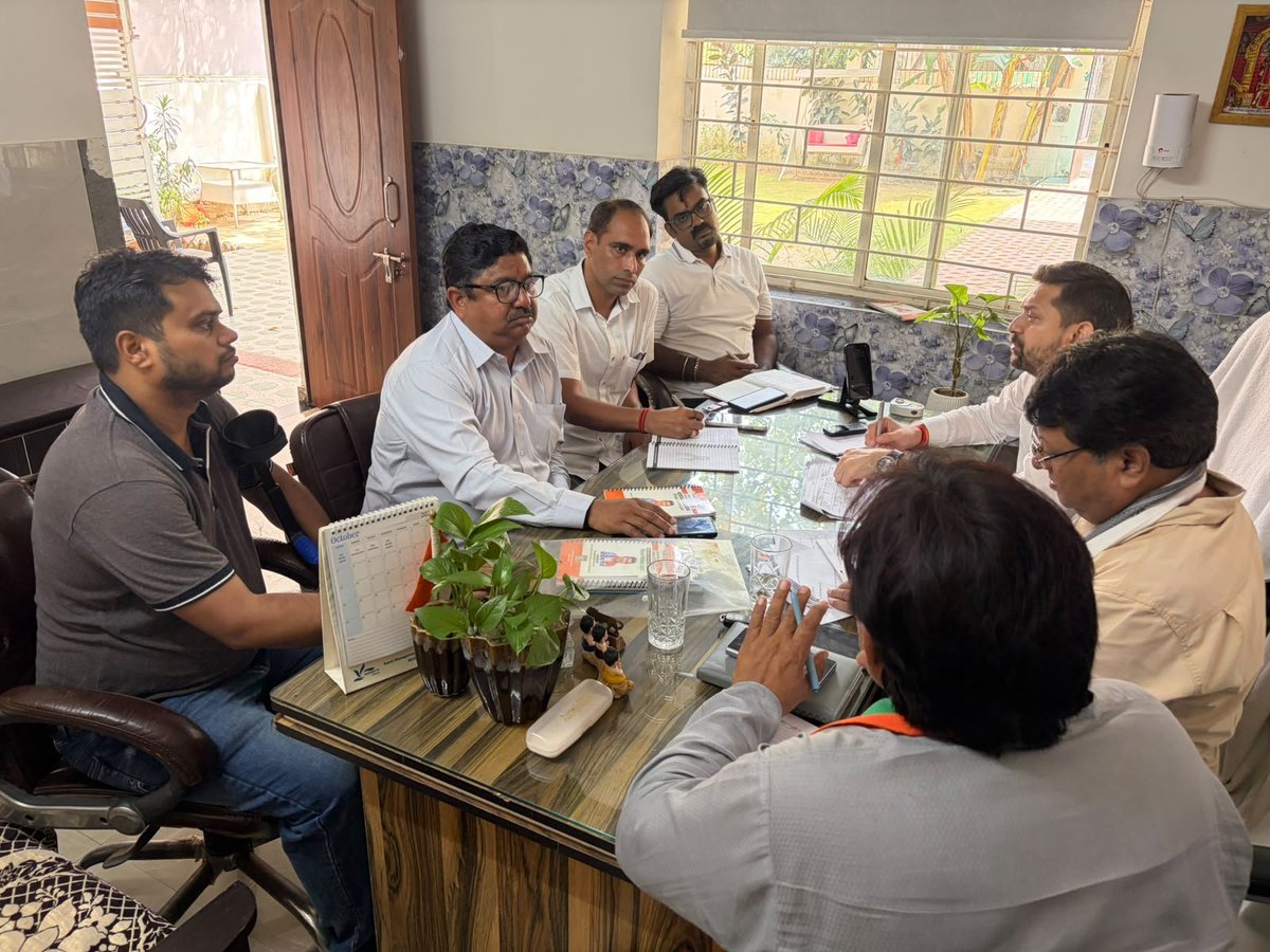 Arpit4BJP's tweet photo. आज ग्रेटर नोएडा कार्यालय पर एमएलसी शिक्षक चुनाव को लेकर बैठक आयोजित हुई । 

आदरणीय पूर्व जिला अध्यक्ष श्री शिव ओम शर्मा जी का मार्गदर्शन प्राप्त हुआ । बैठक में पूर्व मंडल अध्यक्ष श्री महेश शर्मा जी, मंडल महामंत्री श्री मुकेश दीक्षित जी उपस्थित रहे https://t.co/zJwgUHhbfo