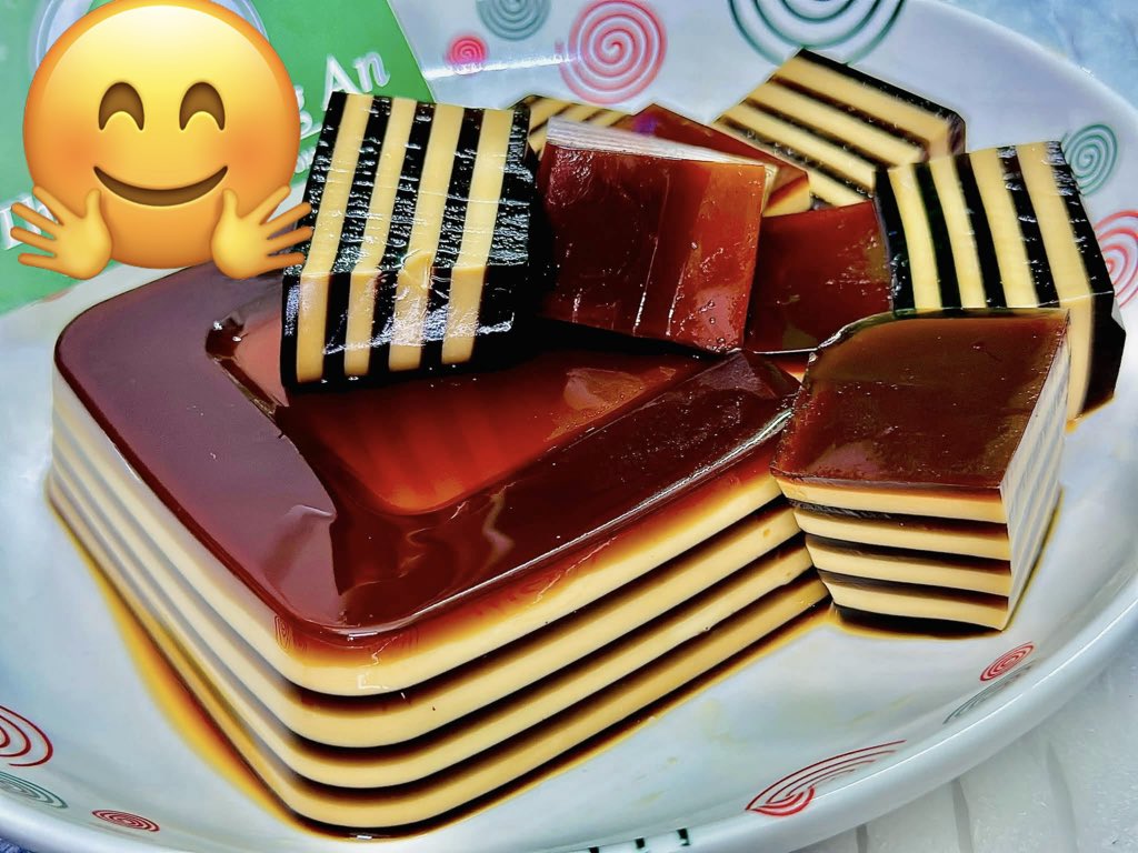 HanaTran86's tweet photo. Tối thứ 6, cắt một đĩa rau câu flan cà phê sữa. 🤤😋

Lớp đen đắng nhẹ, lớp sữa béo, mát lạnh vừa đủ. Ngồi chil chil trước khi ngủ, không cần gì thêm. Ngọt một chút là mắt đã muốn nhắm.💤
#RauCauFlan #Thu6 https://t.co/7nSRnHW4ak