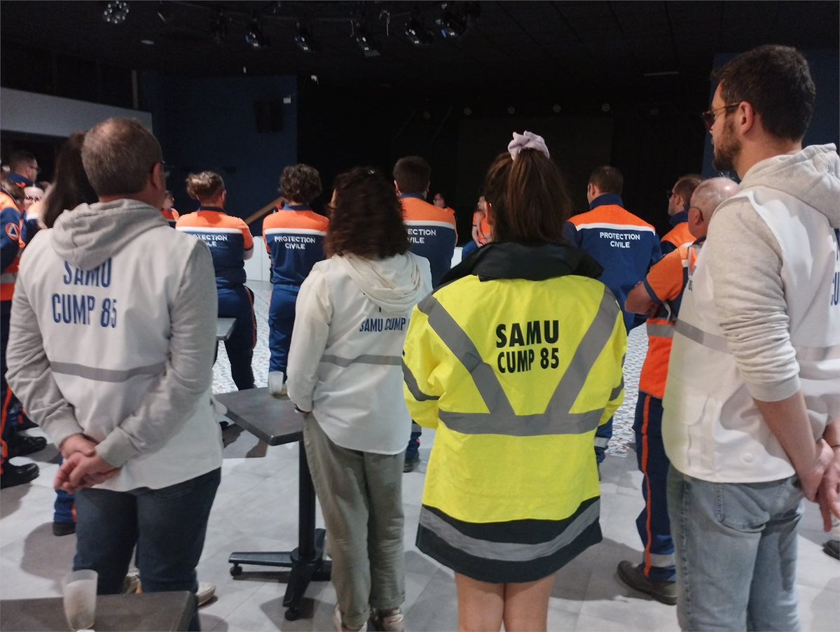 EPSM_Vendee's tweet photo. 🔵EXERCICE DE SIMULATION @protec85/ SAMU 85/ CUMP 85 à @Ville_SHR
la Cellule d'Urgence Médico-Psychologique de #Vendée #CUMP85 a participé à un exercice organisé par la @protec85 autour d'un scénario de tempête, évacuation camping, prise en charge de #victimes #trauma
#SMURLVO https://t.co/HRnqaKMhG2