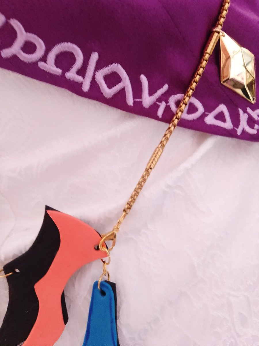 Chara_lv20's tweet photo. ゼルダ姫のコスプレ制作、少しずつ進んでいます！✨
肩の防具や細かい装飾も制作中！
そして、この剣を『ゼルダの伝説 トワイライトプリンセス』のゼルダ姫の剣に改造する予定です！💜
完成が楽しみ！

#ゼルダの伝説 #トワイライトプリンセス #ゼルダ姫 #コスプレ制作 #コスプレイヤー #ZeldaCosplay https://t.co/QctOneWHzj
