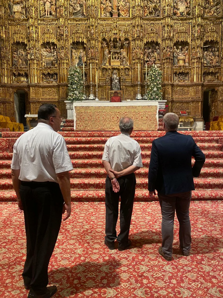 CatedraldeSev's tweet photo. Monseñor Fabio Fabene, secretario del Dicasterio de las Causas de los Santos, ha visitado la Catedral de Sevilla y la Biblioteca Colombina durante su estancia en la ciudad.

Durante la visita, firmó en el Libro de Honor del Cabildo Metropolitano y recorrió la Colombina, acercándose al patrimonio religioso, artístico y bibliográfico que custodia la Catedral.

Su presencia en Sevilla coincide con su participación en la apertura del curso académico 2026-2027 de la Facultad de Teología @sanisidoronet, donde pronunció la lección inaugural sobre la relación entre santidad y belleza, el arte como camino hacia Dios y los desafíos de la misión de la Iglesia en el mundo contemporáneo.

#Sevilla @vaticannews_es
