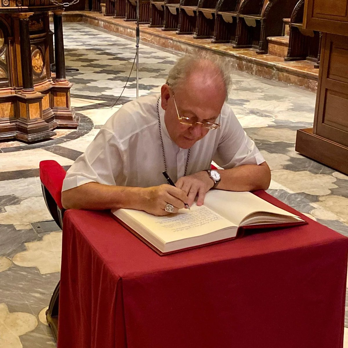 CatedraldeSev's tweet photo. Monseñor Fabio Fabene, secretario del Dicasterio de las Causas de los Santos, ha visitado la Catedral de Sevilla y la Biblioteca Colombina durante su estancia en la ciudad.

Durante la visita, firmó en el Libro de Honor del Cabildo Metropolitano y recorrió la Colombina, acercándose al patrimonio religioso, artístico y bibliográfico que custodia la Catedral.

Su presencia en Sevilla coincide con su participación en la apertura del curso académico 2026-2027 de la Facultad de Teología @sanisidoronet, donde pronunció la lección inaugural sobre la relación entre santidad y belleza, el arte como camino hacia Dios y los desafíos de la misión de la Iglesia en el mundo contemporáneo.

#Sevilla @vaticannews_es