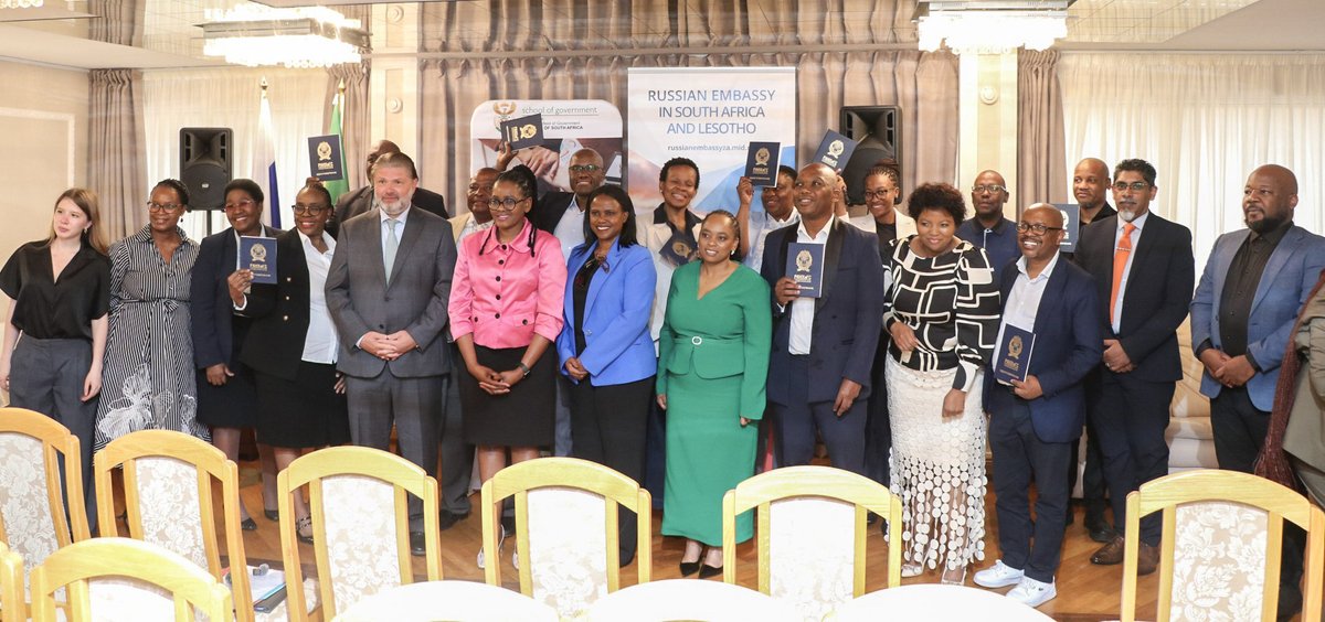 EmbassyofRussia's tweet photo. 🇷🇺🇿🇦 43 South African public officials graduated from Digital Transformation of Public Administration programme, organised by @RANEPA & SA's National School of Government.
Ambassador #Ambarov stressed that education is key to sustainable development.
👉 https://t.co/4MjaOAdcHR https://t.co/12K36zBoHD