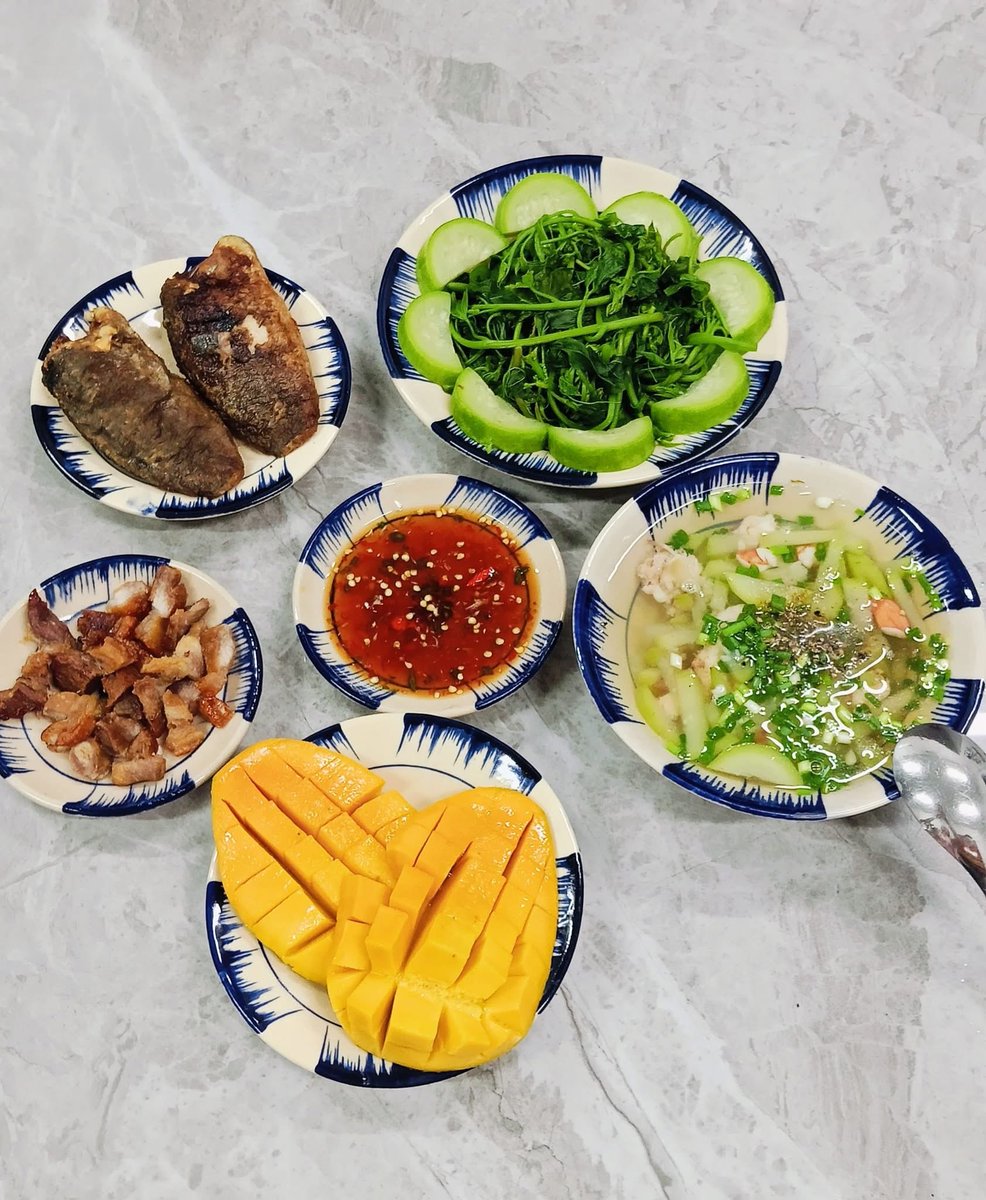 Louisb_crypto's tweet photo. Cơm chiều thứ 6: cá chiên, rau luộc, canh bầu tôm, thịt kho, xoài chín chấm mắm. Mâm nhà, nóng hổi, đủ ngọt mặn.🤤
Chúc ai cũng có bữa chiều no và yên. 🍚
#ComChieu #Thu6 https://t.co/kLf6MELzM3