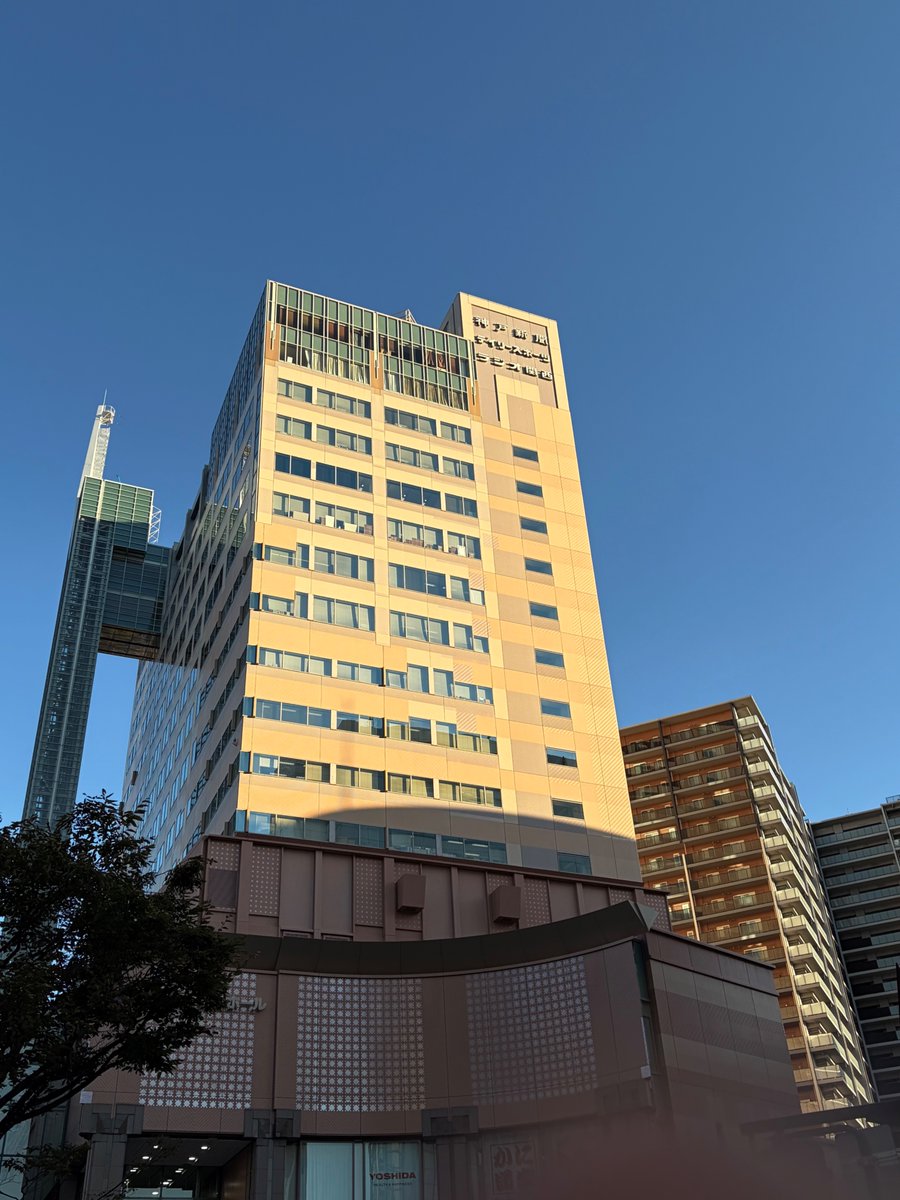 h_shinya's tweet photo. 今日はおはなしの森の会(神戸新聞日曜日童話連載)の役員会と神戸新聞社の訪問の日でした。無事終わりホッとしました。新聞社の編集室も大変興味深かったです。ご担当の記者さま、おはなしの森の会の皆さま、引き続きよろしくお願いいたします。
今日の神戸は快晴でした😊
#神戸新聞 #おはなしの森 https://t.co/NFaO6GUfcR