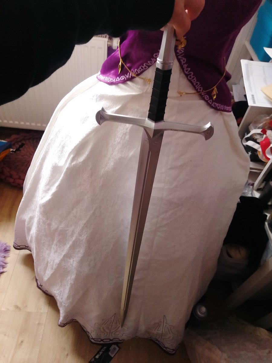 Chara_lv20's tweet photo. ゼルダ姫のコスプレ制作、少しずつ進んでいます！✨
肩の防具や細かい装飾も制作中！
そして、この剣を『ゼルダの伝説 トワイライトプリンセス』のゼルダ姫の剣に改造する予定です！💜
完成が楽しみ！

#ゼルダの伝説 #トワイライトプリンセス #ゼルダ姫 #コスプレ制作 #コスプレイヤー #ZeldaCosplay https://t.co/QctOneWHzj